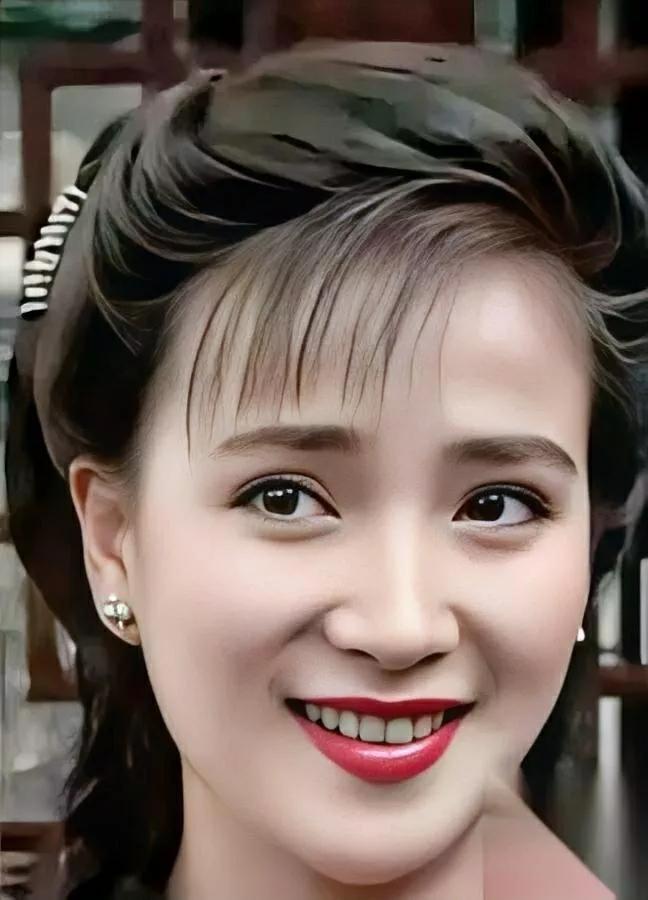 61岁何晴走了。她的感情，比戏里还戳人。当年嫁许亚军时，他已经三婚，两人过了