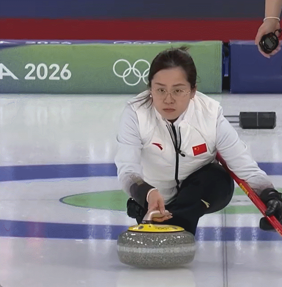 中国女子冰壶队到手的胜利拱手让给美国队了！煮熟的鸭子飞了！四垒王芮一个人的失误，