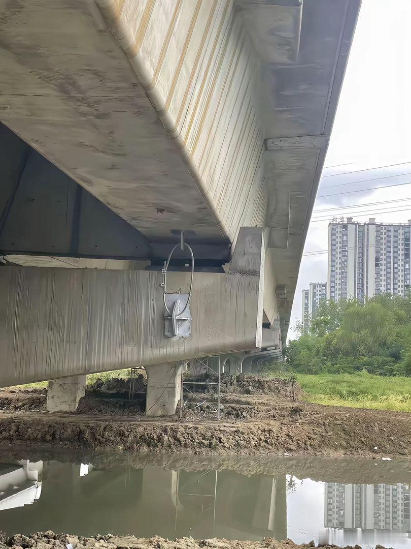 不懂就问，这是加把锁，防止桥梁被偷吗？