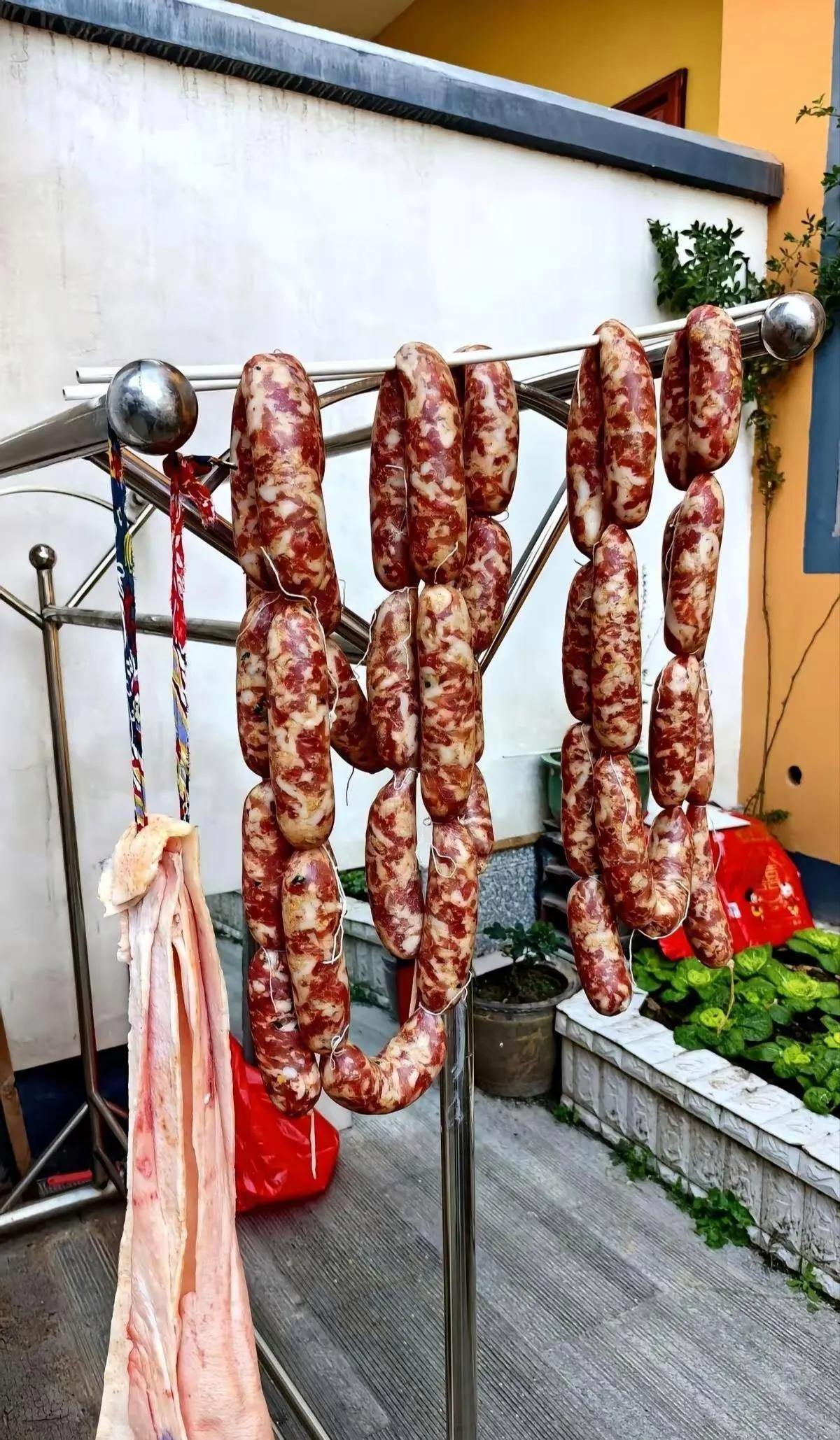 救命！灌11斤香肠被老板一句话整懵了，30年腊味常识白学了？兴冲冲灌了11