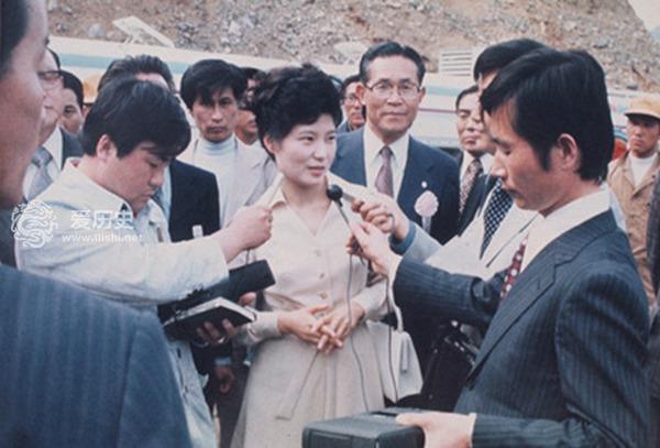 朴槿惠年轻时美似明星，当总统后的她曾和明星李敏镐合影，她身旁的女星好靓女。