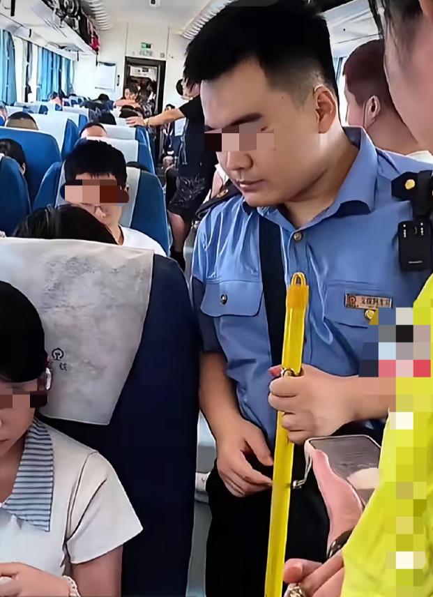 近3000人给一条跟评点赞——“混账就是这么来的”，说的就是火车上俩姑娘买三张票