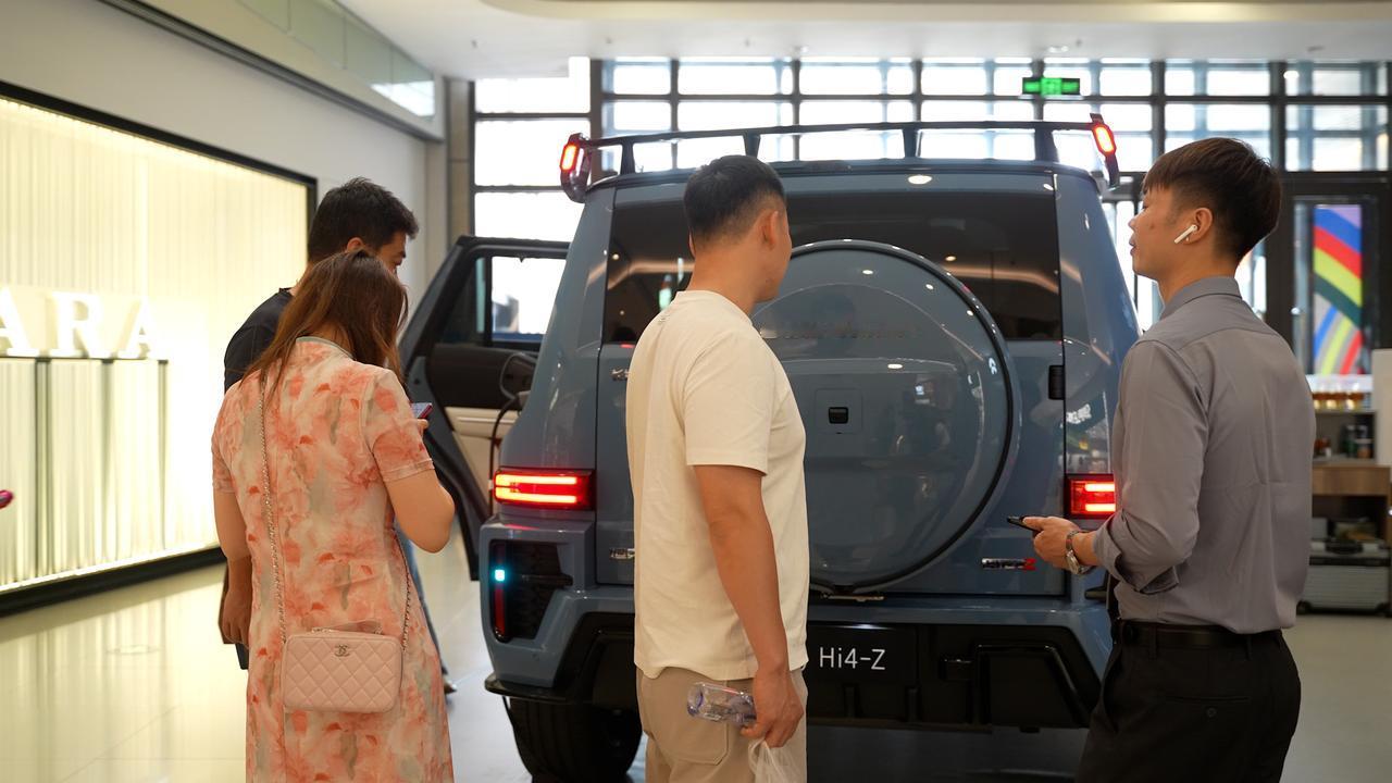 是大家都有钱了吗？还是坦克700太猛了？都上市2个月了，4S店依旧人来人往，