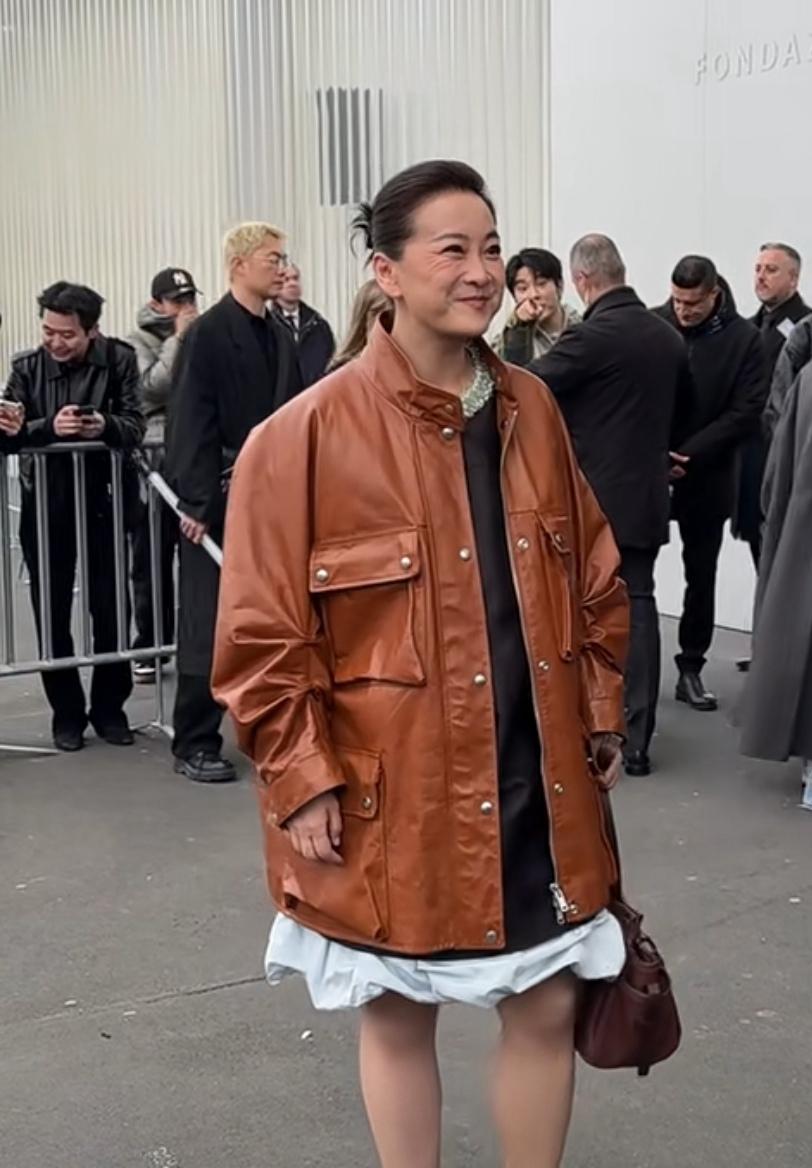 贾玲瘦40斤惊艳全网，可这身黑白裙配中长外套...白色花边乱飞，黑色小高跟让腿像