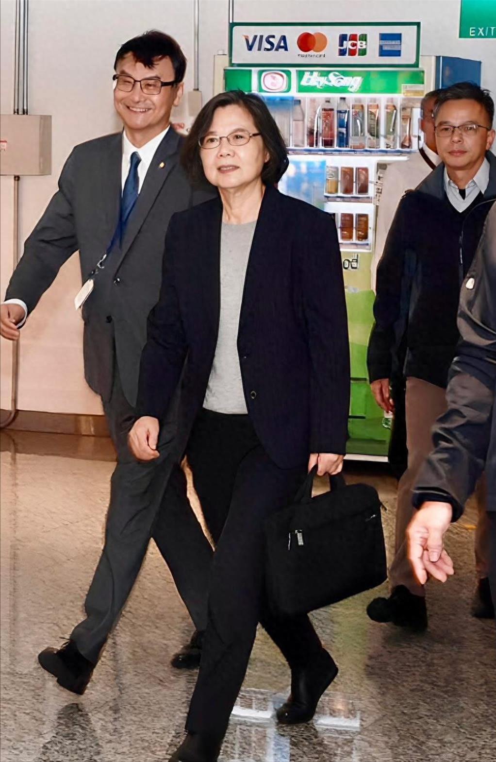 太嚣张了，真是不知死活！11月12日，窜访德国的台湾地区前领导人蔡英文参访