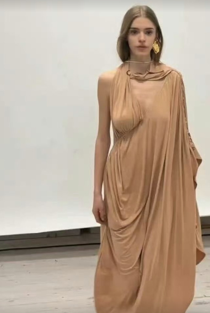 看来我是与时尚无缘了！这个衣服设计我是一点都看不懂