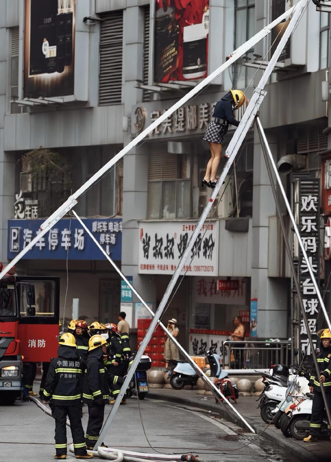 天啊，还有人一直被救下来。柳州风情港起火了，消防员效率好高！点赞！看来今年的