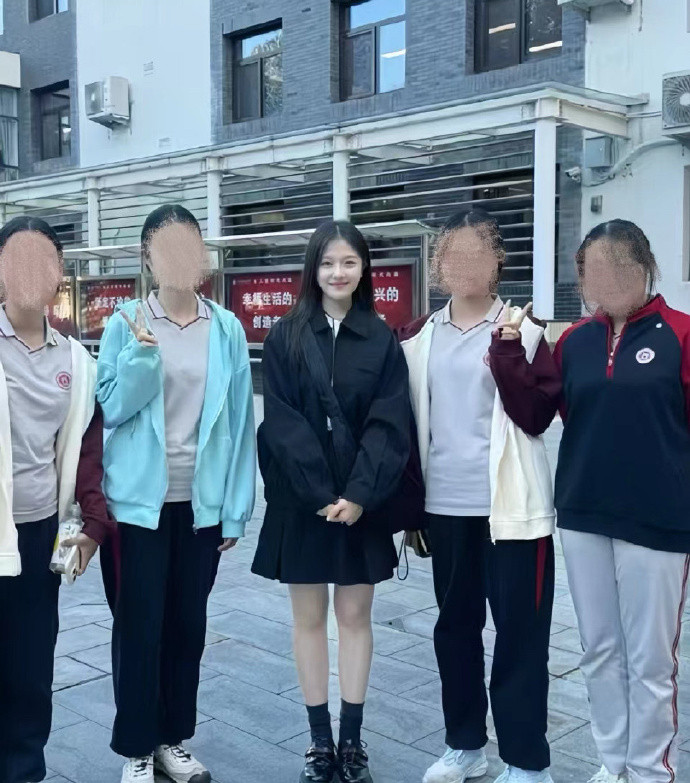 李兰迪和路人合影，原来她的脸是这么小的？一直以为她是大脸盘，明星不愧是明星啊 