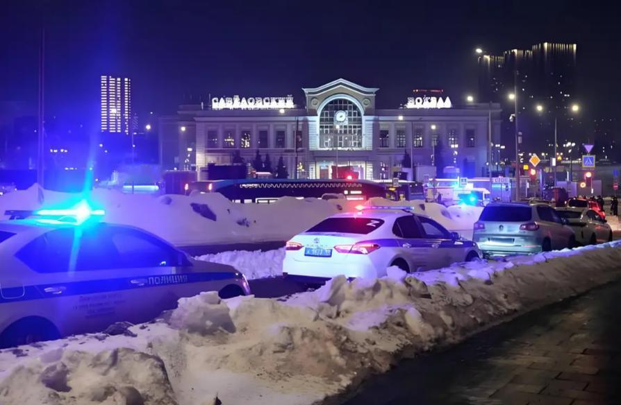 俄罗斯莫斯科出大事了。 2月24日零时05分，莫斯科萨韦洛夫斯基火车站广场的