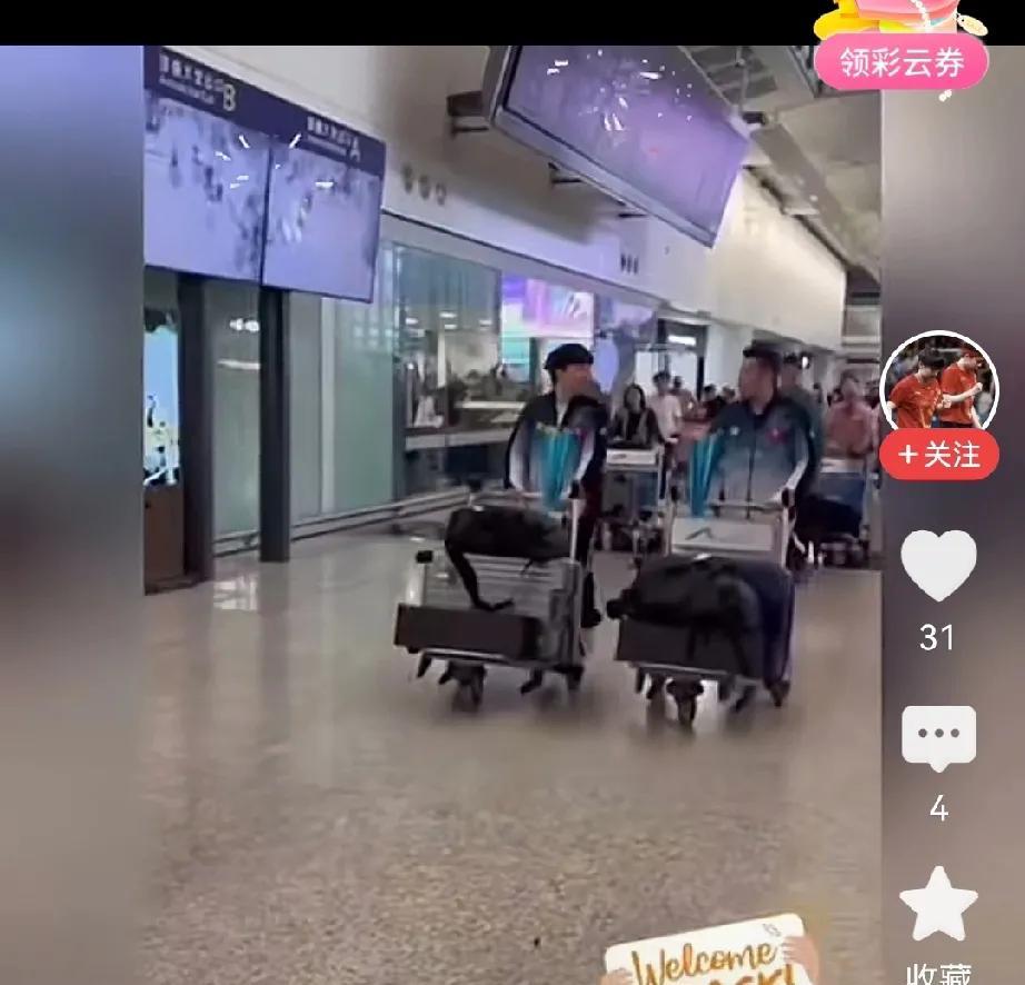 是这次瑞典的奖杯没盒子吗？黄镇庭陈颢桦：当然不是，一定要这样放行李架才有感觉！[