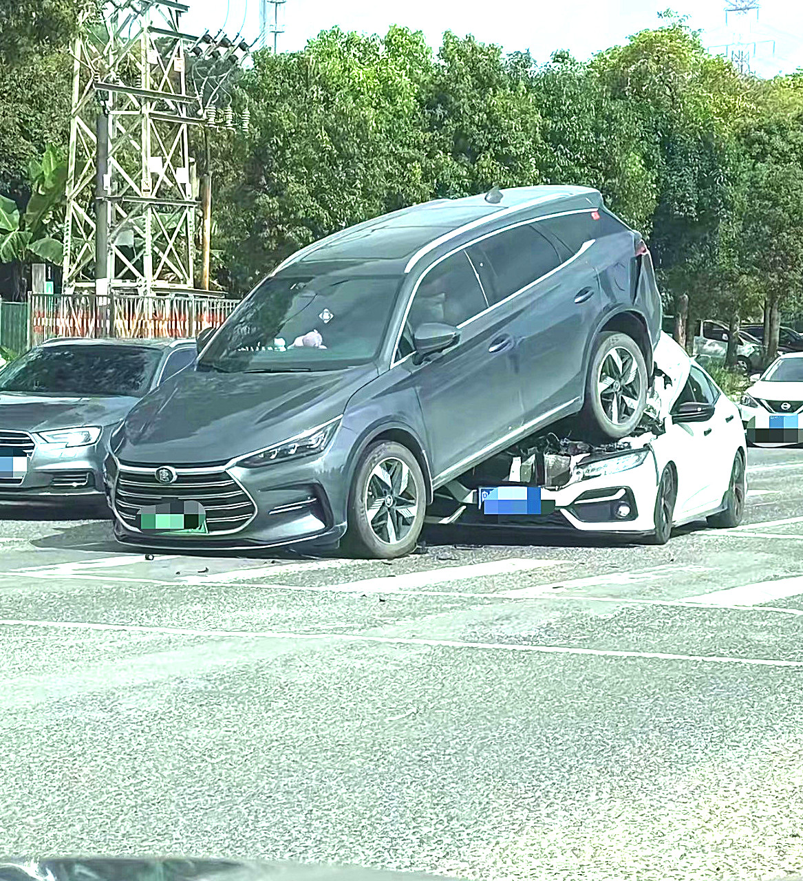这是怎么上去的？追尾也达不到这效果吧