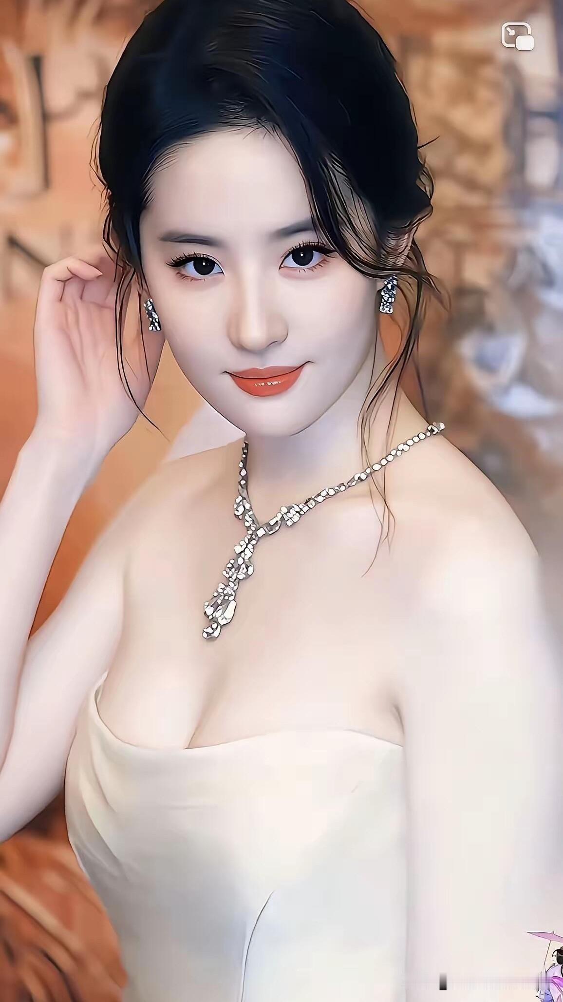 刘亦菲的五官没有张柏芝的精致，但见过她的网友说她本人又高又瘦又白，她身上散发出来