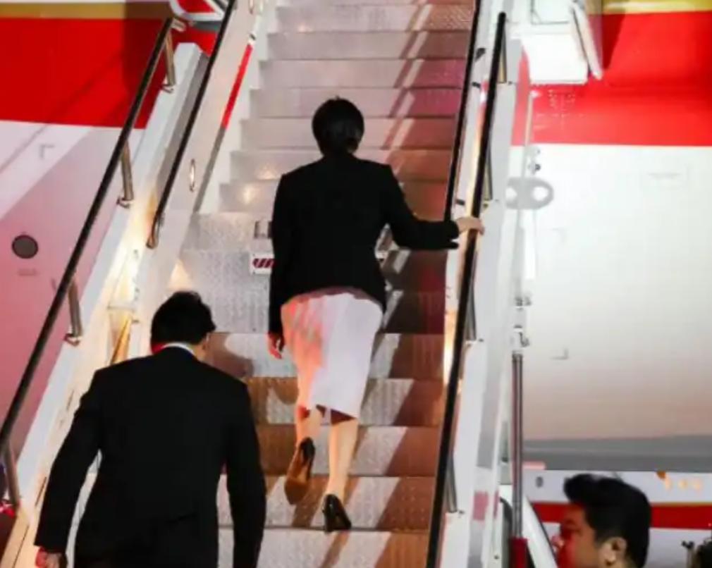 终于吸取教训，回去的时候没敢再挥手前几天高市早苗那一趟赴美，去的时候有多嚣张自