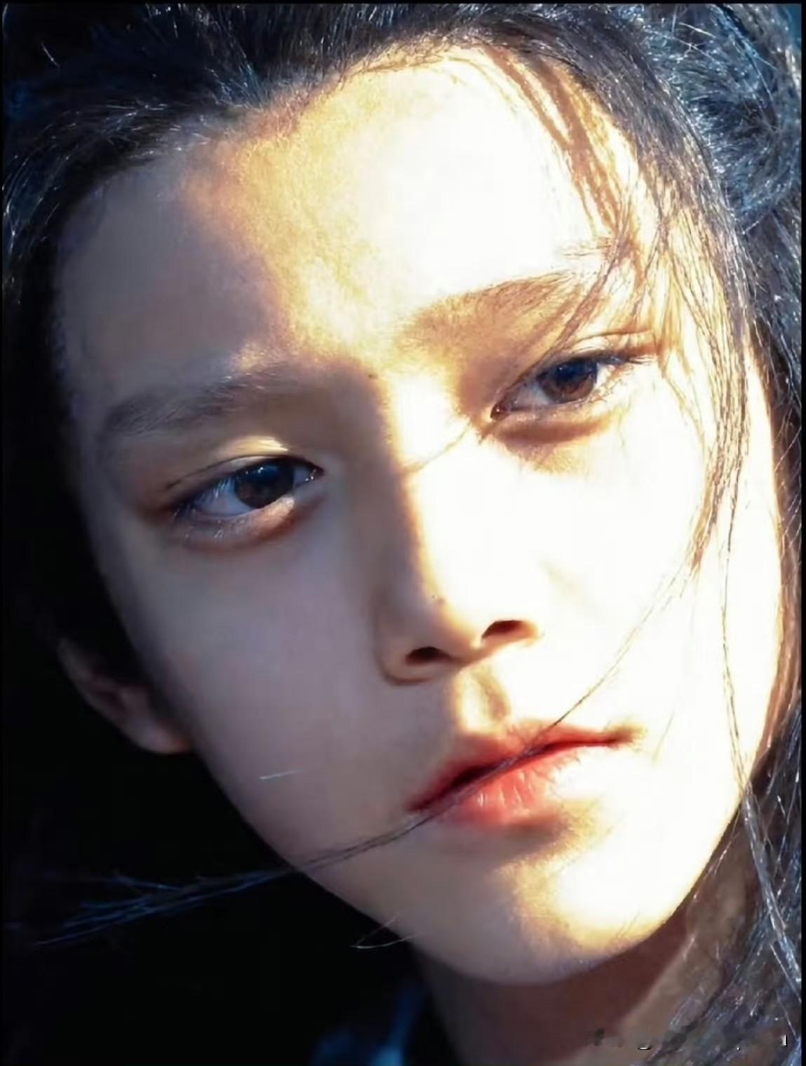 这个小演员选得真好，真漂亮！这脸型完全是现在说的“建模脸”，窄窄的巴掌脸，五官