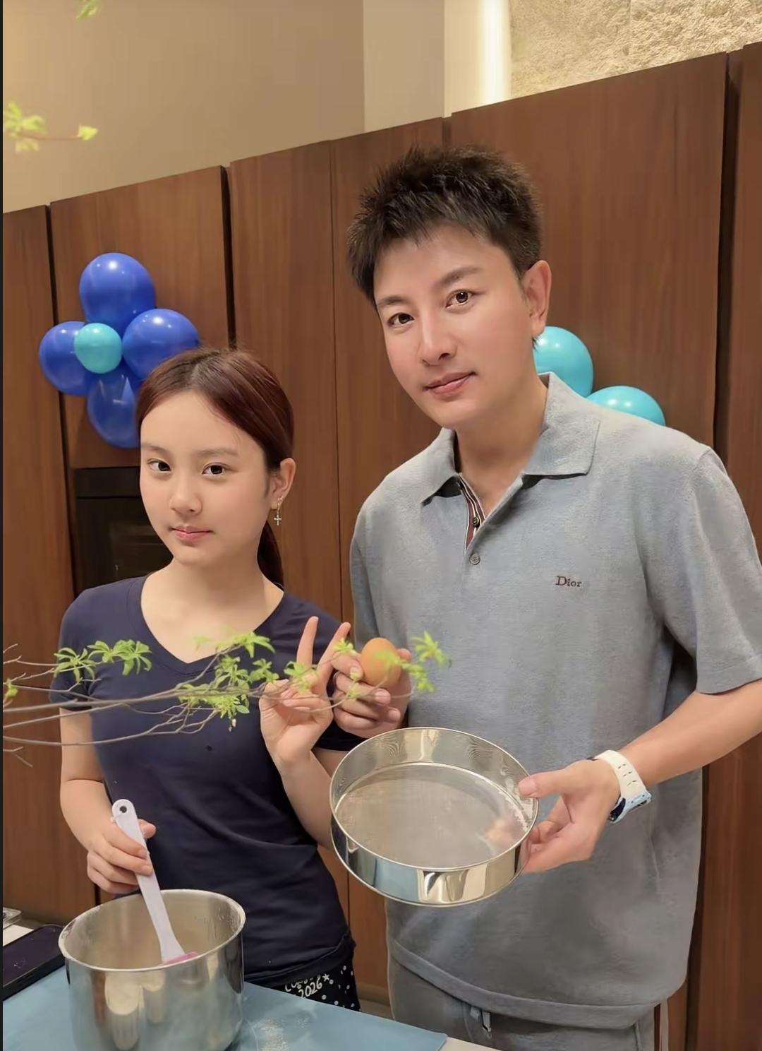 贾乃亮过生日没请人，蛋糕小得只够俩人吃，他却说“激动”。42岁那天，他没发通稿