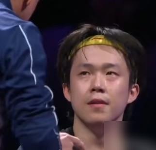 没有黑脸，没有摔拍，他强忍着干呕打完了比赛。王楚钦到底怎么了？你看他决胜局