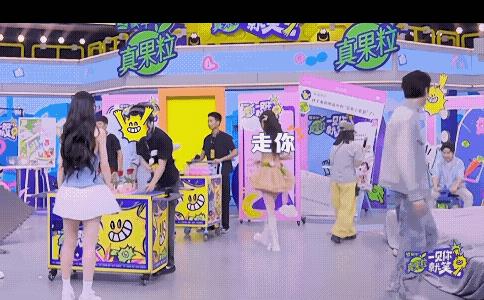 许凯剧里剧外都化身黏人精了!剧外，综艺《一见你就笑》，女主赶都赶不走许凯，人家