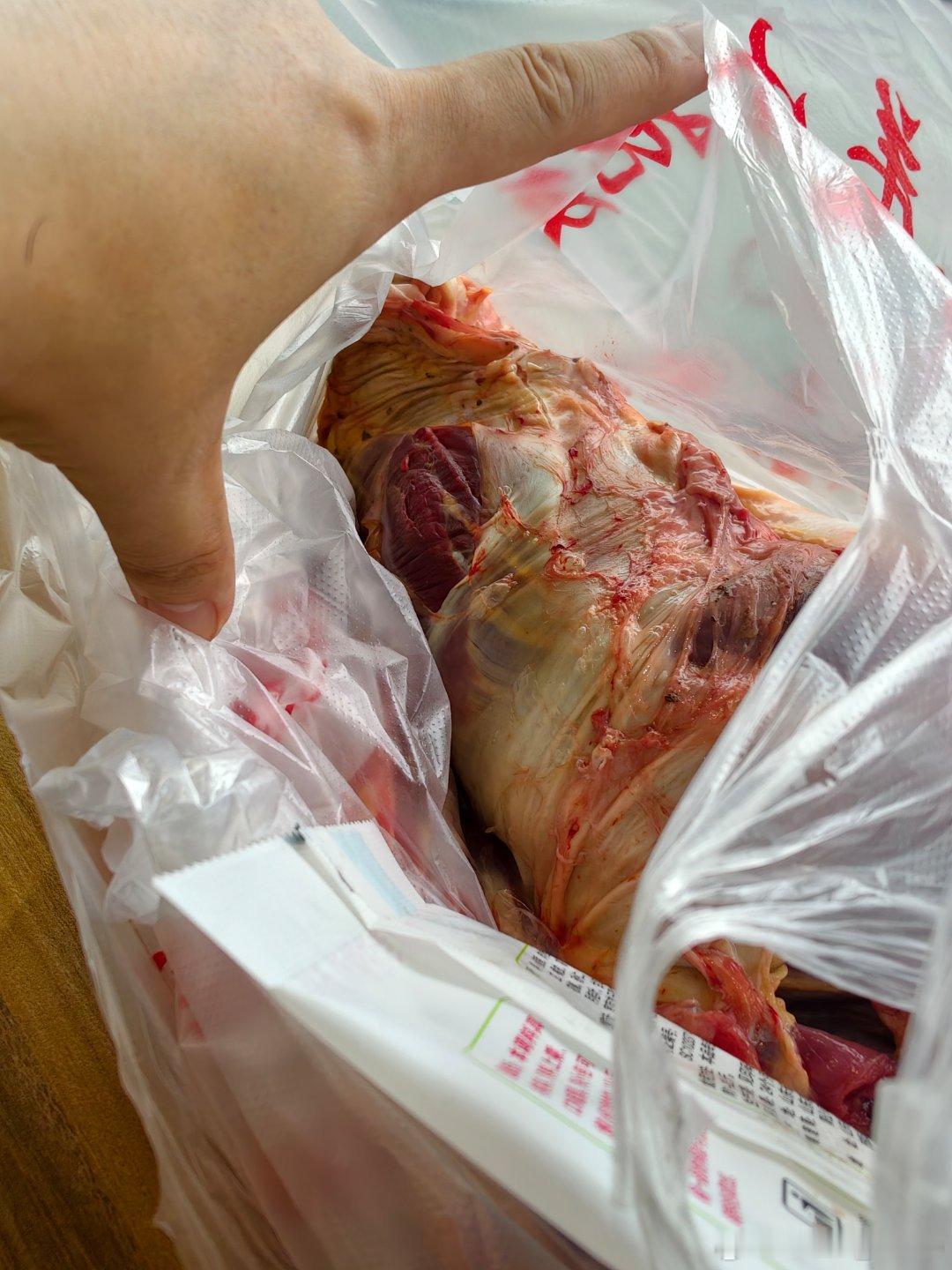 最近胖了四斤出来买点牛腱子做点减脂餐顺便吃个简单的午饭牛肉汤包有点香[哭哭]差点