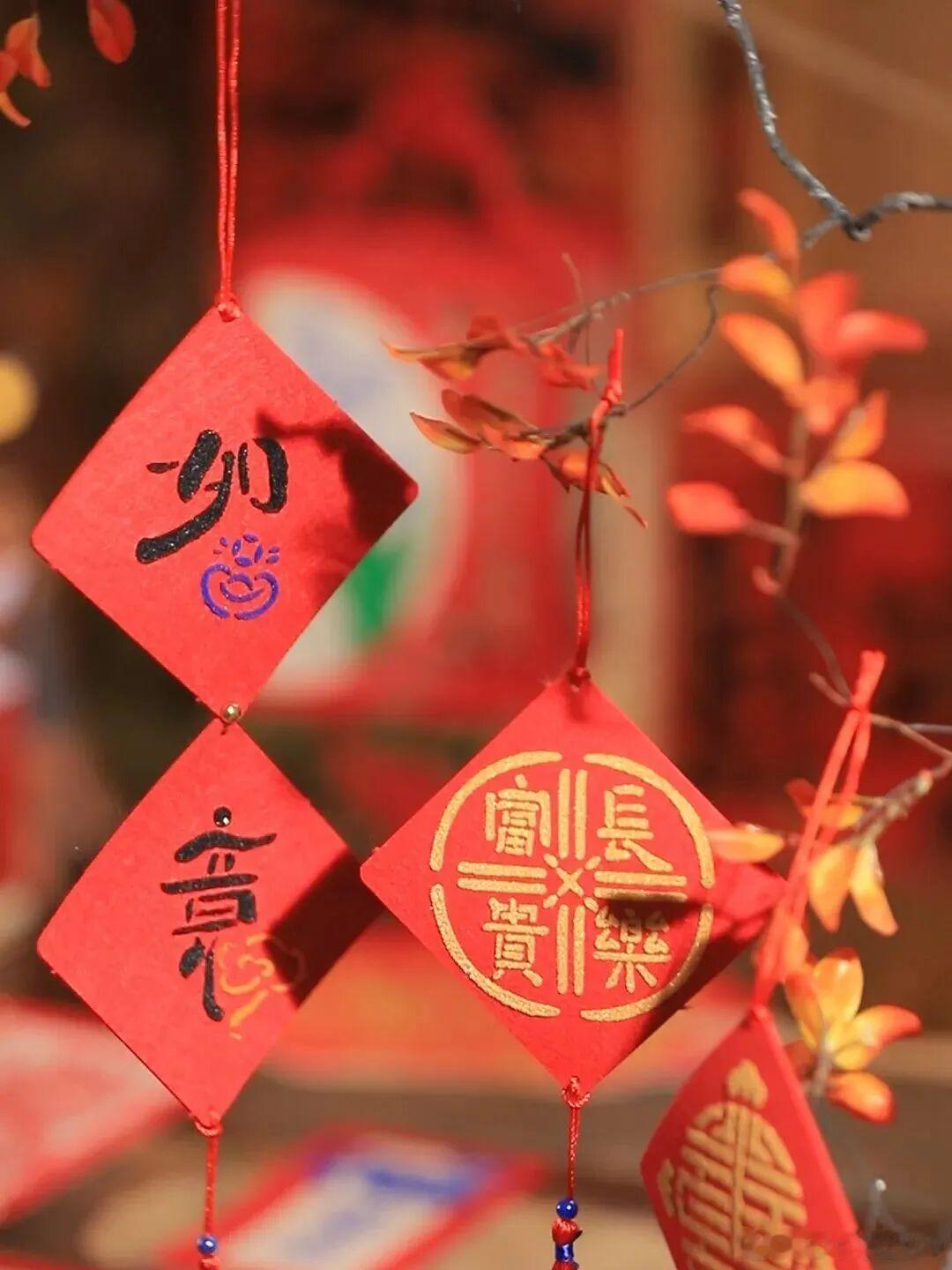 腊八已至，年味渐浓，归期可待。让我们带着期待与希望，继续前行，过了腊八就是年在即