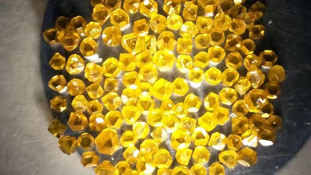 美国慌了！比稀土更狠的王牌出手，万斯急喊：中国要冷静美国终于坐不住了！继稀