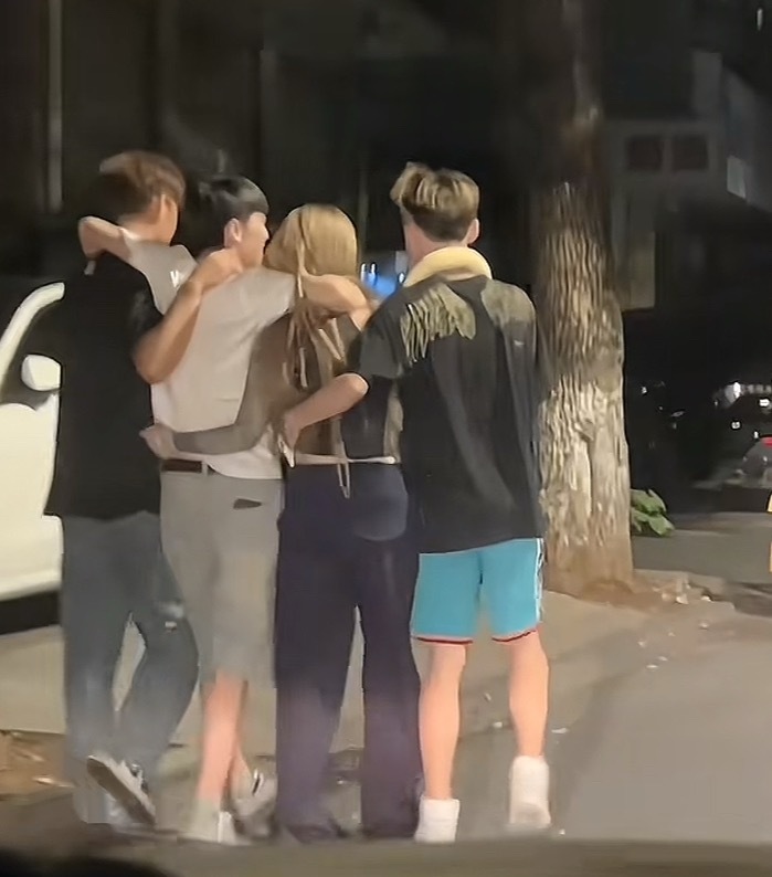 只要不是我家姑娘，都表示理解男女之间的纯友谊。​​​