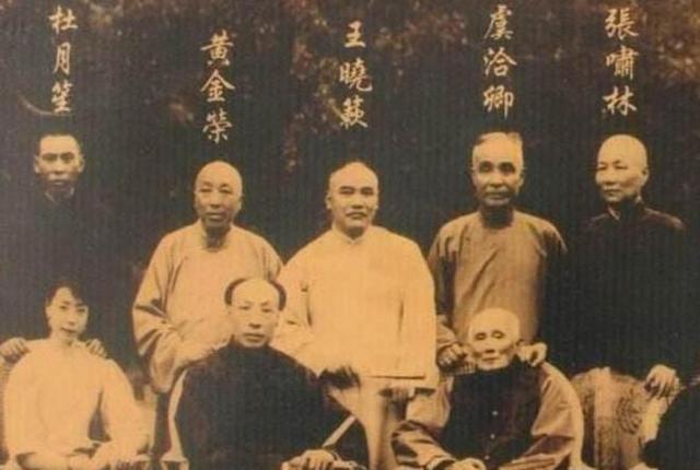 1931年，卢小嘉趁着夜黑风高，偷偷溜进了醇亲王的府邸。一进来，就一把抱住了王妃