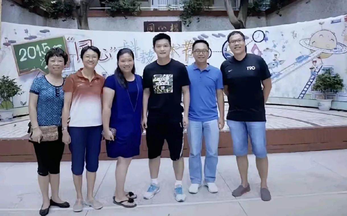 2015年，樊振东回母校看望老师，跟五位恩师的合影，一眼就认出了站在最左边的小学