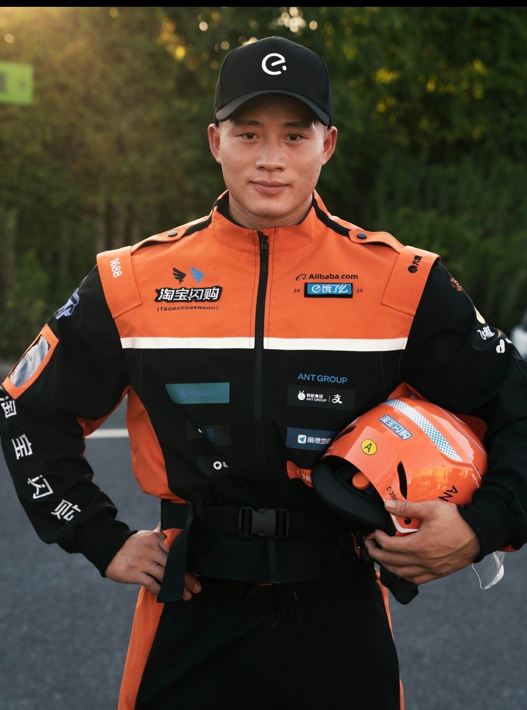 饿了么新工服，没那广告我还以为是迈凯伦呢​​​​[汗]​​​