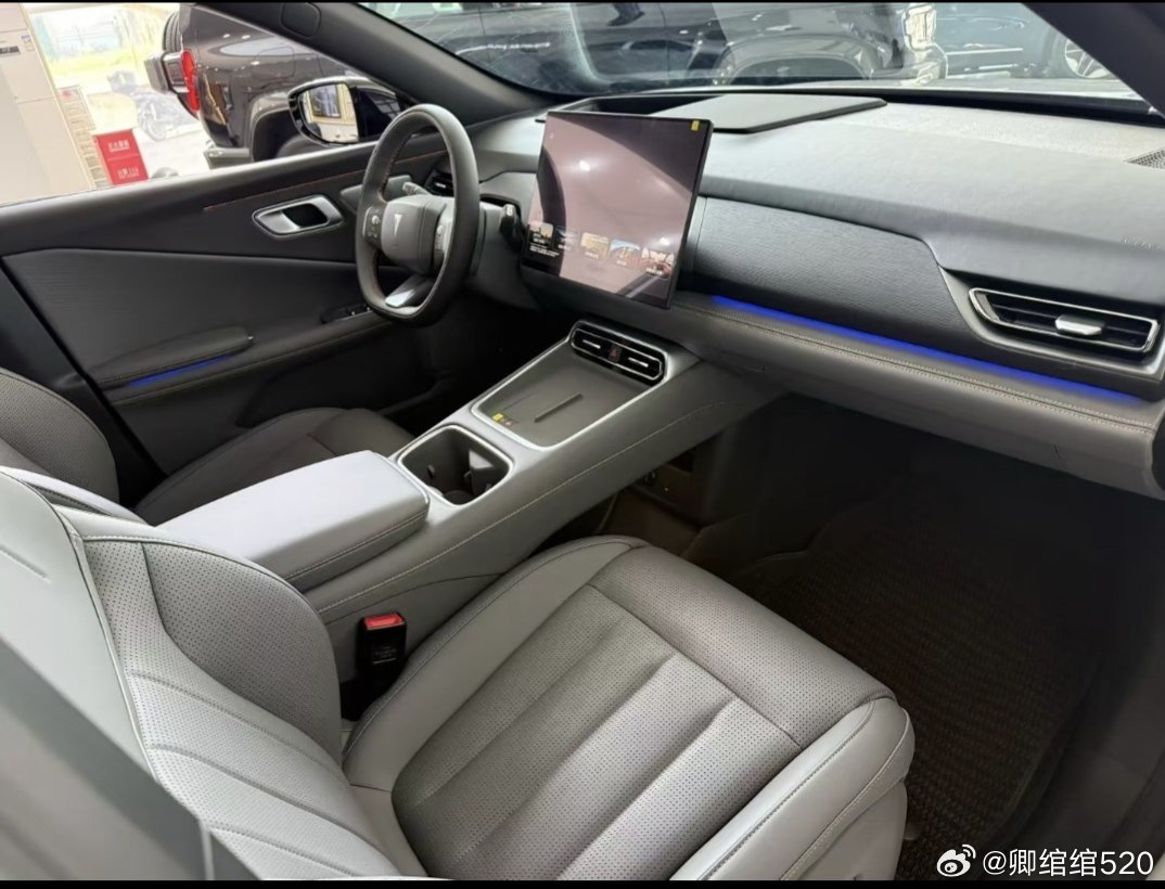 纯电SUV，前前后后看了三四款。元PLUS均衡但内饰不合眼缘，银河E5空间大却少了点个性，零跑C10