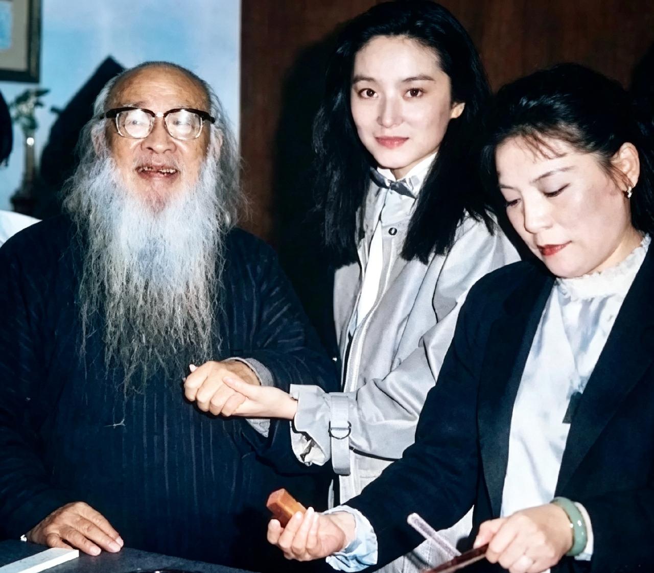 八十年代，台北张大千的家中留下这组珍贵老照片。84岁的大千先生，给29岁的林青霞