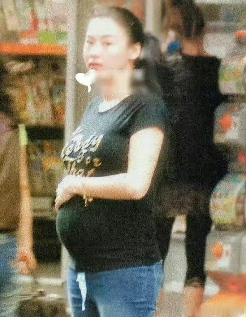 张柏芝怀孕的时候还穿牛仔裤…不会勒着孩子吗​