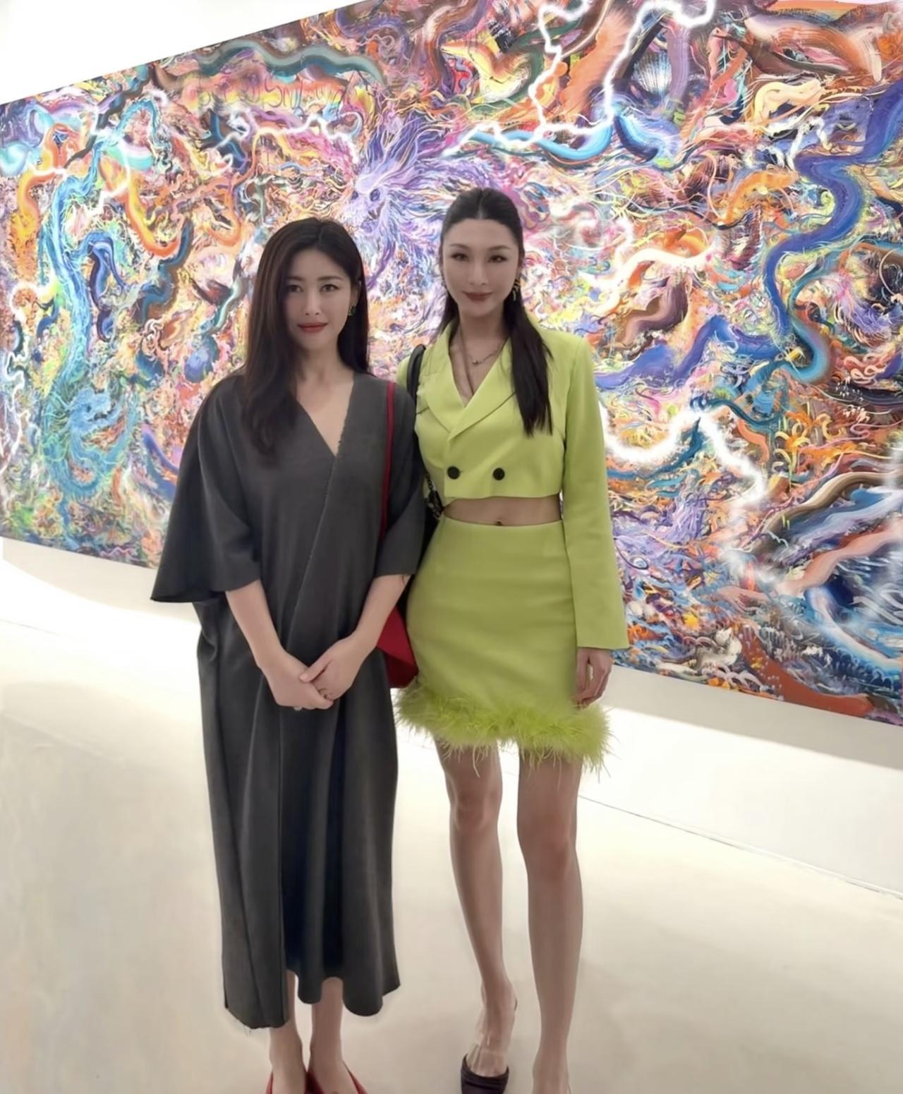 9月21日，有位网友晒出与朱珠的合影，两位美女在成都看画展相遇的画面。朱珠自从