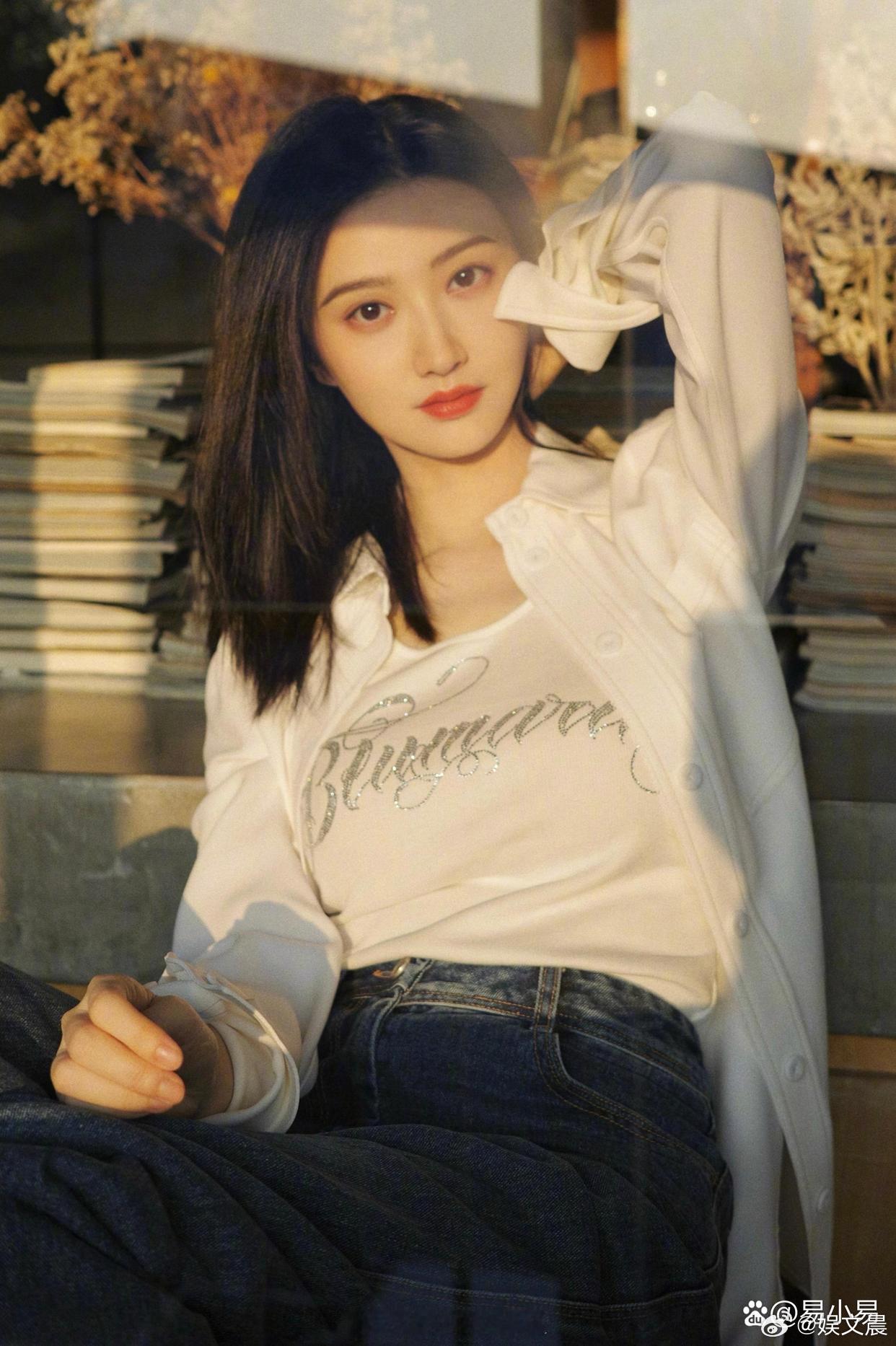 景甜生活照满是惊艳感，颜值抗打又耐看，越看越喜欢甜甜～