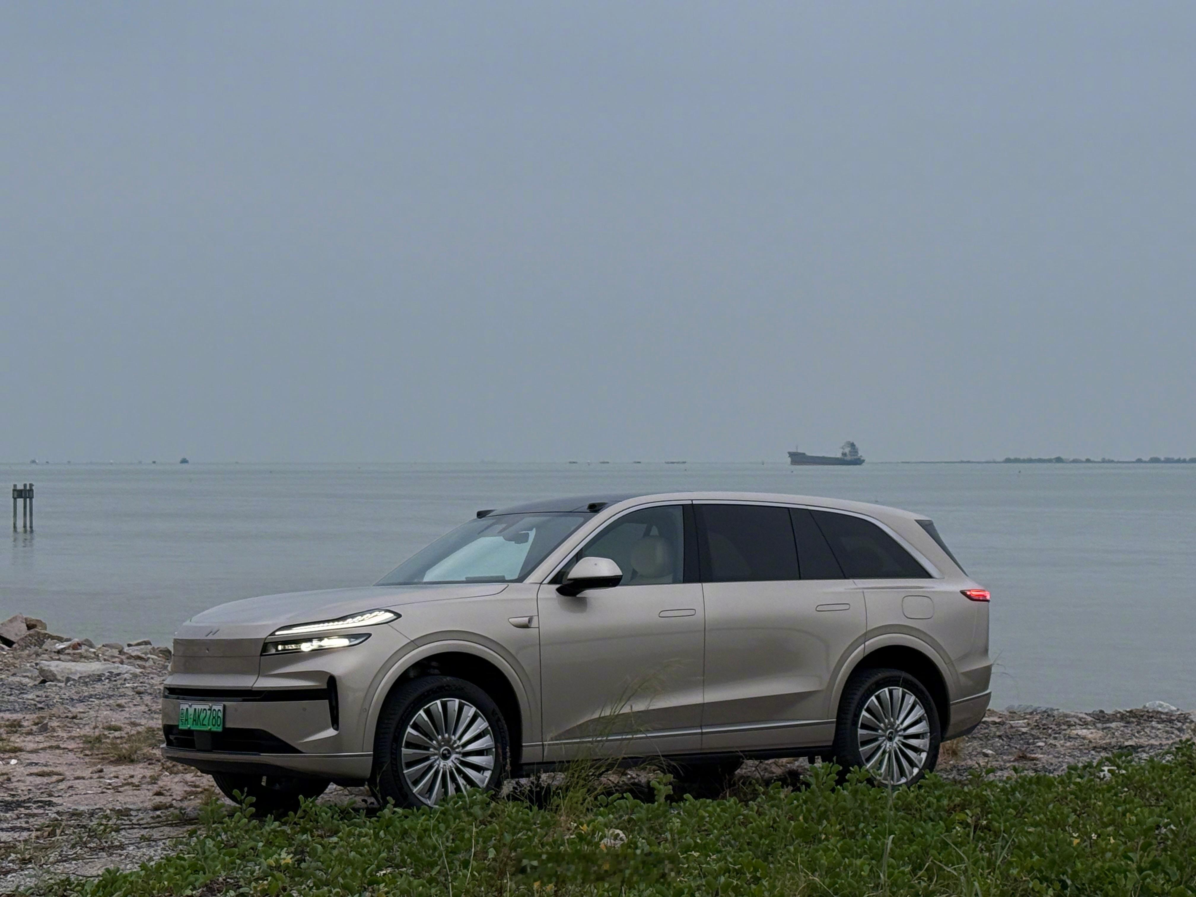 最近在开2025年超级性价比全尺寸SUV，外观庞大、强体量感，空间够大，配置拉满