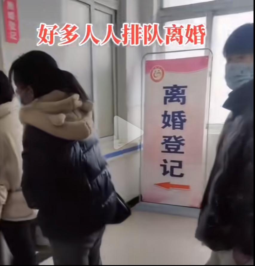 之前的一个同事今天离婚了，在圈内引起了不少轰动，在教育界还是很少会离婚的，看了一