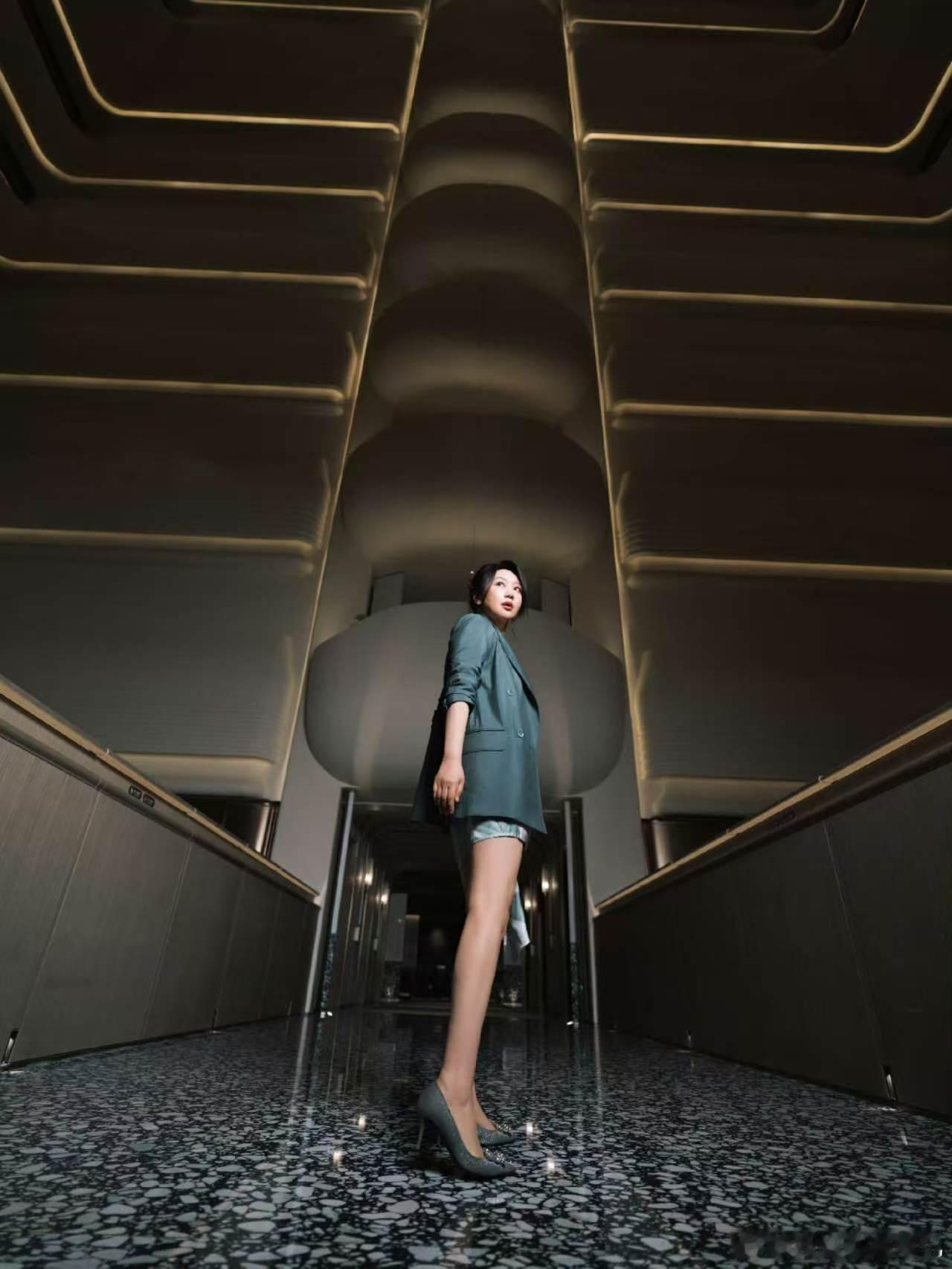闫妮吹海风2026金鸡百花电影节如约而至，闫妮认真参与创投推介工作，演技过硬人