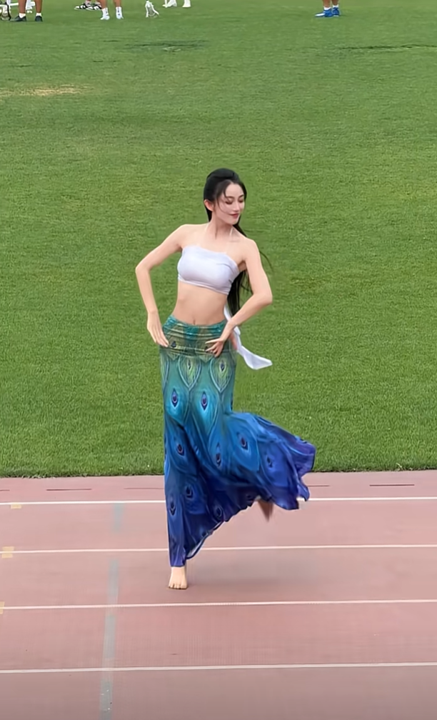 一想到跳完舞脚底板子黢黑我就想笑[滑稽笑]