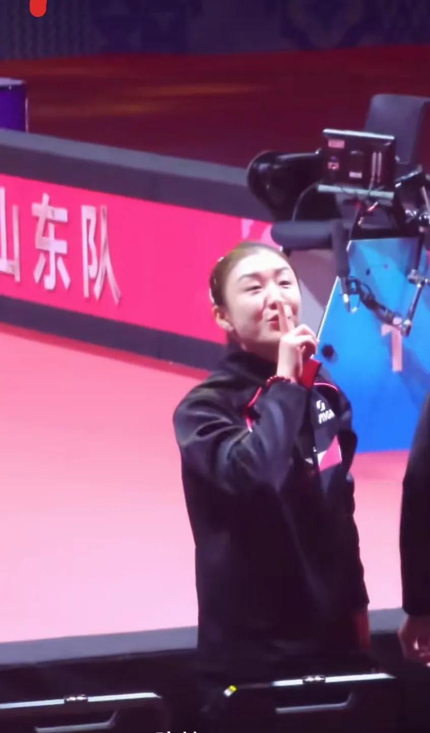 我勒了个去，这是真的敢啊！这难道就是两届奥运乒乓球女单金牌获得者的王霸之气吗？你