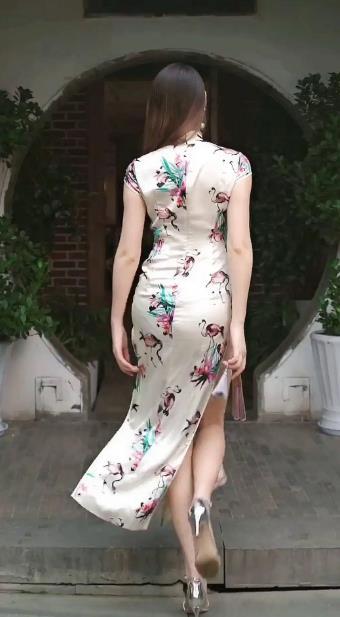 高考为什么家长要穿开叉的旗袍呢？女家长穿也就算了，男家长也开始跟着凑热闹。不知道