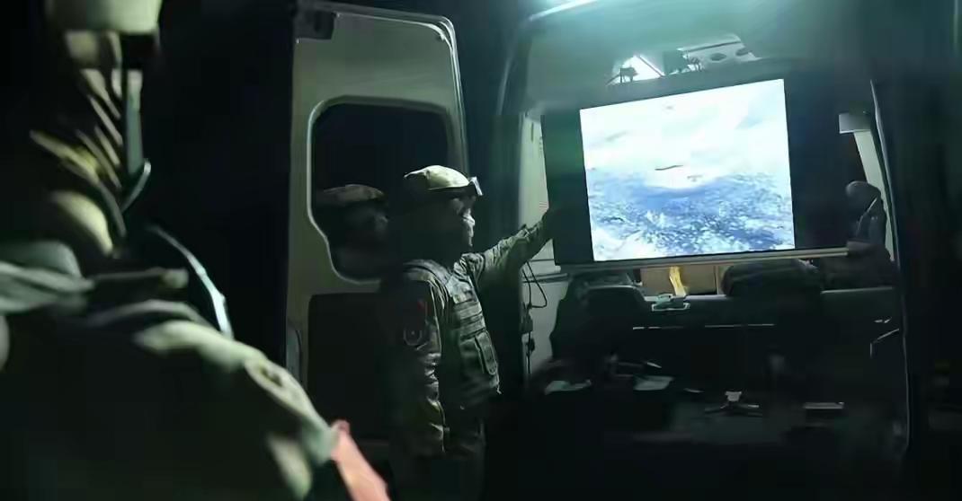 我们公布了解放军实战演练斩首行动的画面，估计有些人睡不着了画面真是太美，在无人