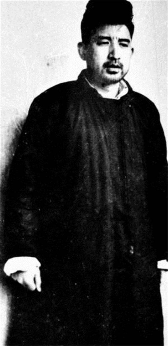 1949年12月9日，大特务徐远举准备逃走，他从沈醉手中拿过通行证后，长出了口气