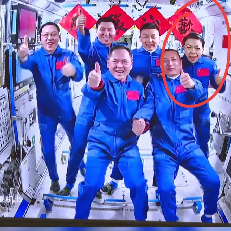 黎家盈到了太空站，疑似不太适应，六位队员会师合照，不笑了，或者笑得很勉强，发射前