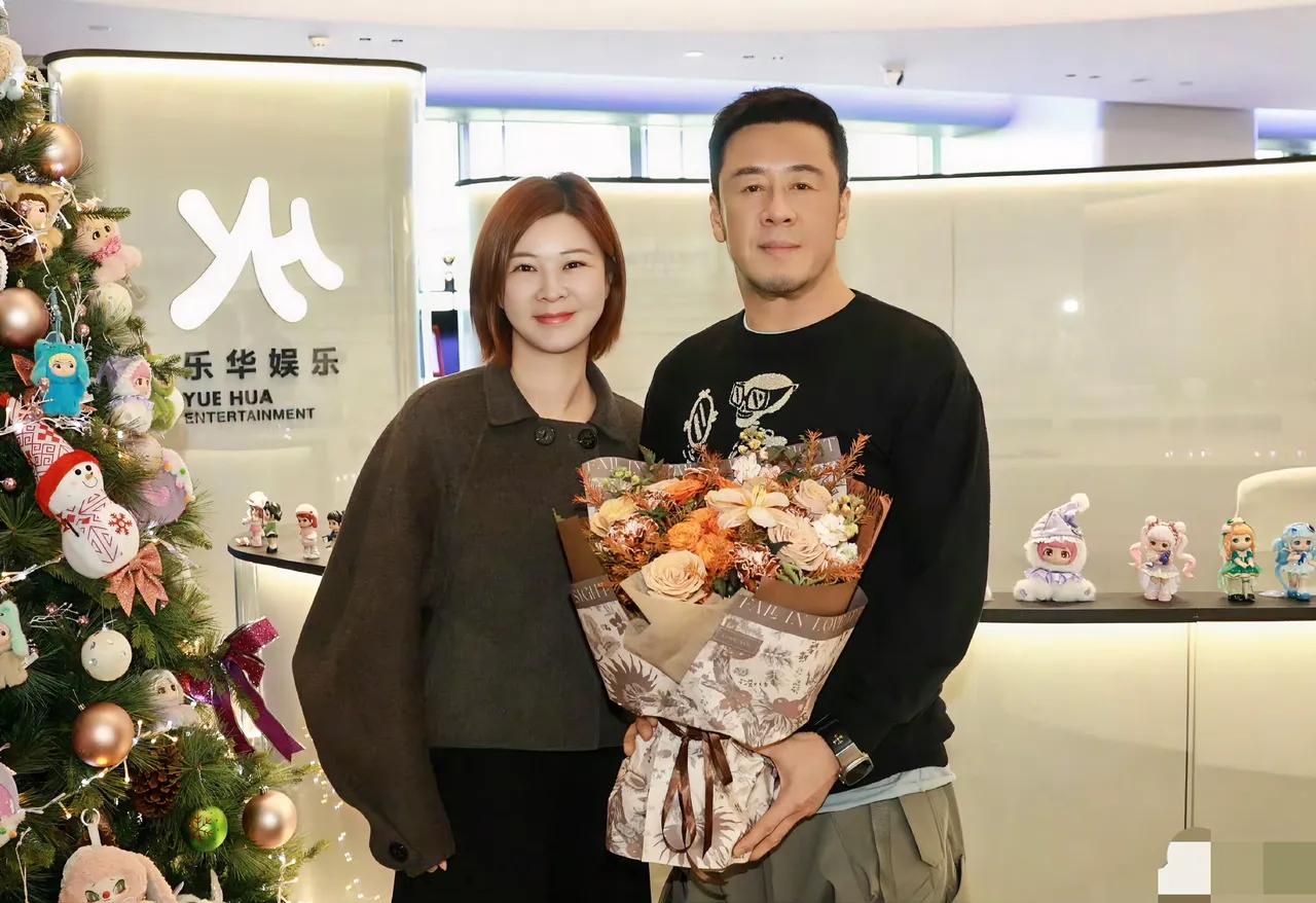 我的天！56岁杨坤突然官宣签乐华，国民歌王竟成杜华旗下艺人？谁能想到啊