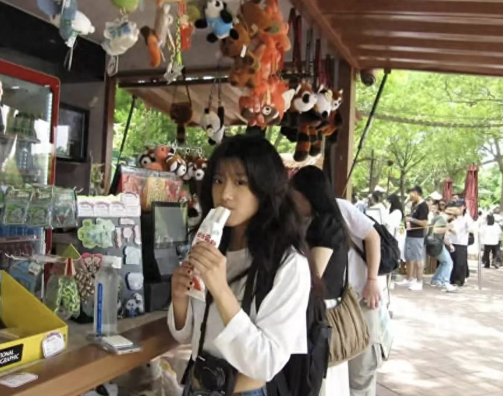 19岁梧桐妹与17岁Lily旅行照对比:出道与否的风格差异