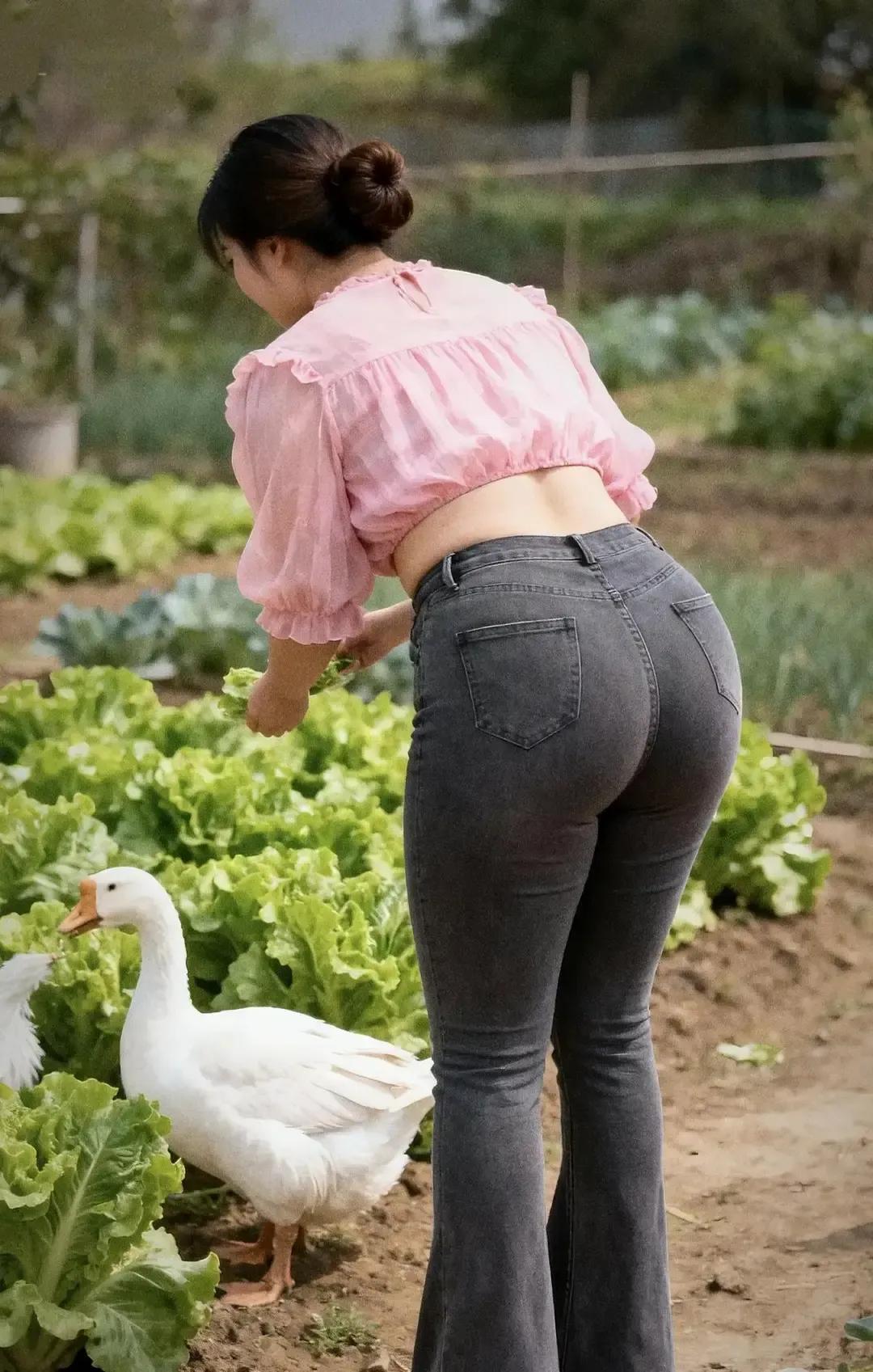 刷到个帖子说女生大腿粗是雌激素闹的，补维E加鱼油再深蹲箭步跳绳四周就能细一圈，评