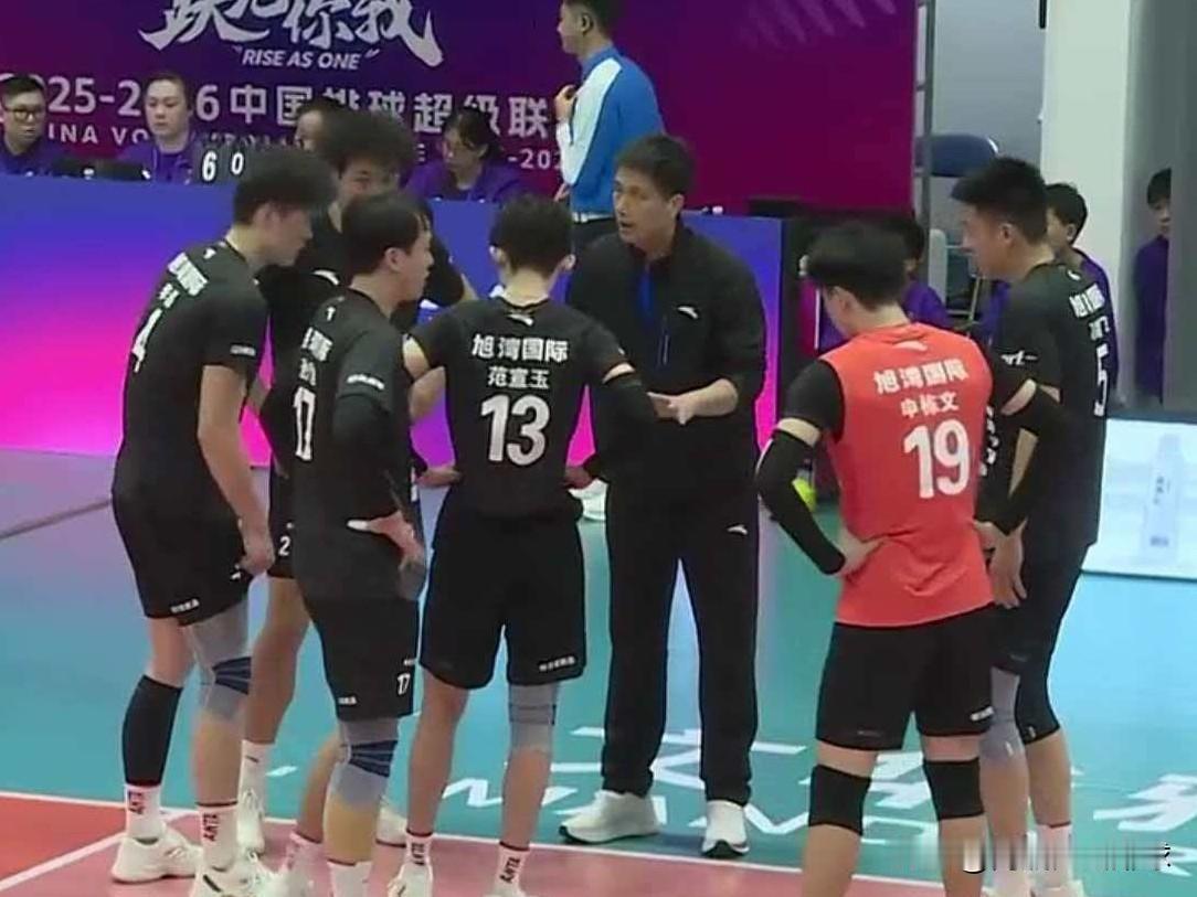 男排第十轮：主场球队全输，青岛3-0完胜广东，排名升至第二；北京3-2击败浙江，