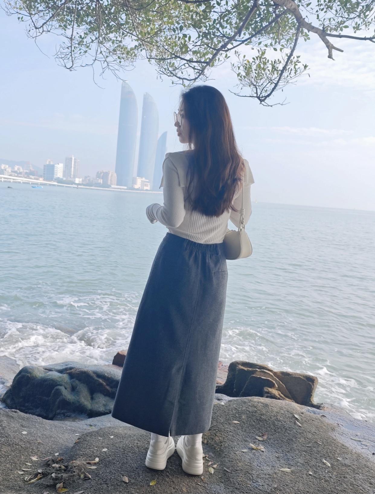 海天一色间，佳人倚岸边。