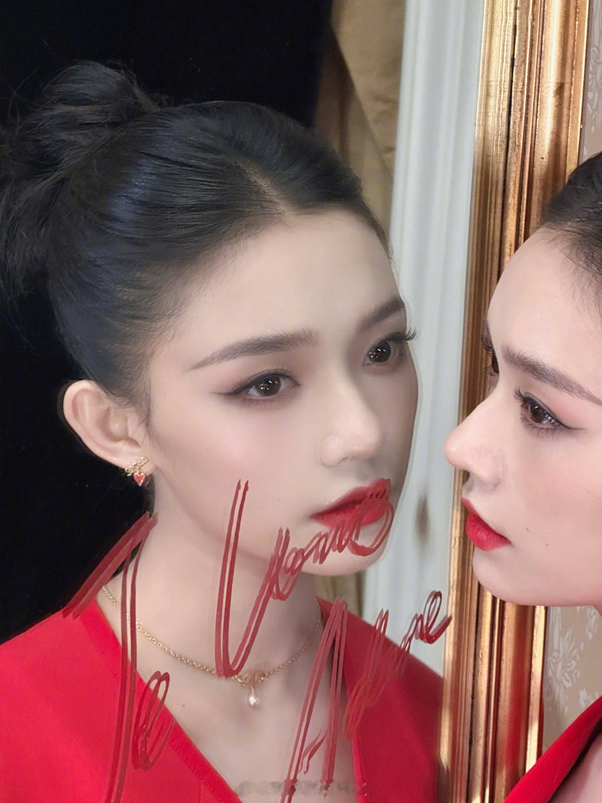 林允红色可爱穿搭​​​