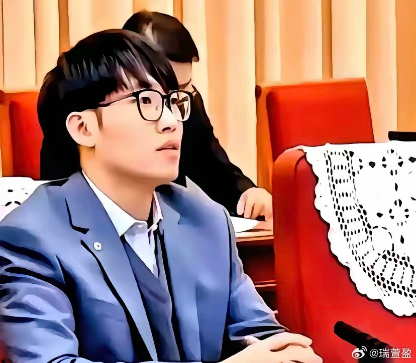 梁文锋当年那句狠话，如今竟一一应验。他曾断言，量化最终会把价值投资的钱也一并收割