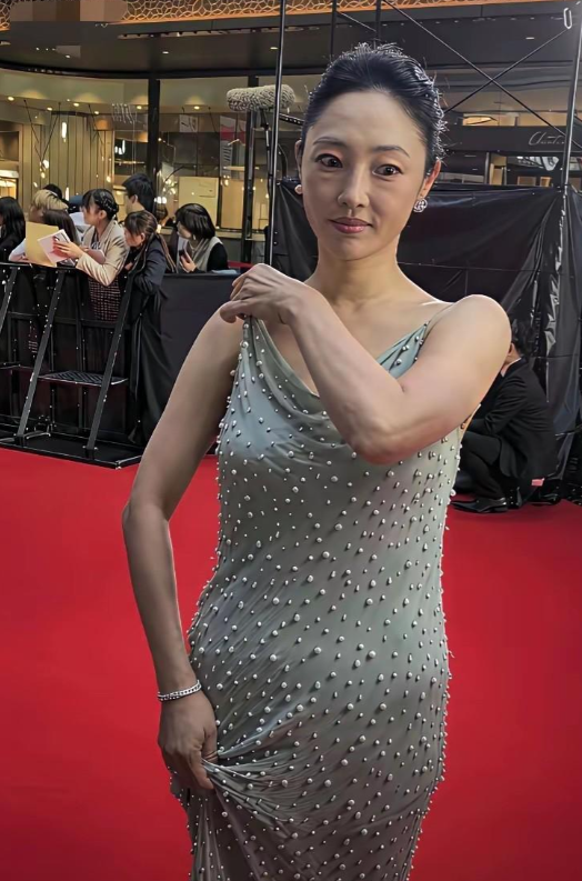 41岁的白百何现身东京，变化确实挺大。照片里她脸圆了，身材丰满，和记忆中清瘦的她